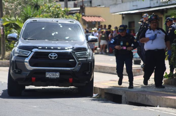 El vehículo de reciente modelo tiene varias perforaciones de bala en la parte de atrás y adelante. Foto La Hora: captura de pantalla Tránsito Villa Nueva