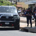 El vehículo de reciente modelo tiene varias perforaciones de bala en la parte de atrás y adelante. Foto La Hora: captura de pantalla Tránsito Villa Nueva