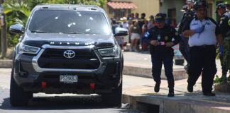 Un muerto y un herido en ataque armado cerca de club deportivo en Villa Nueva El vehículo de reciente modelo tiene varias perforaciones de bala en la parte de atrás y adelante. Foto La Hora: captura de pantalla Tránsito Villa Nueva