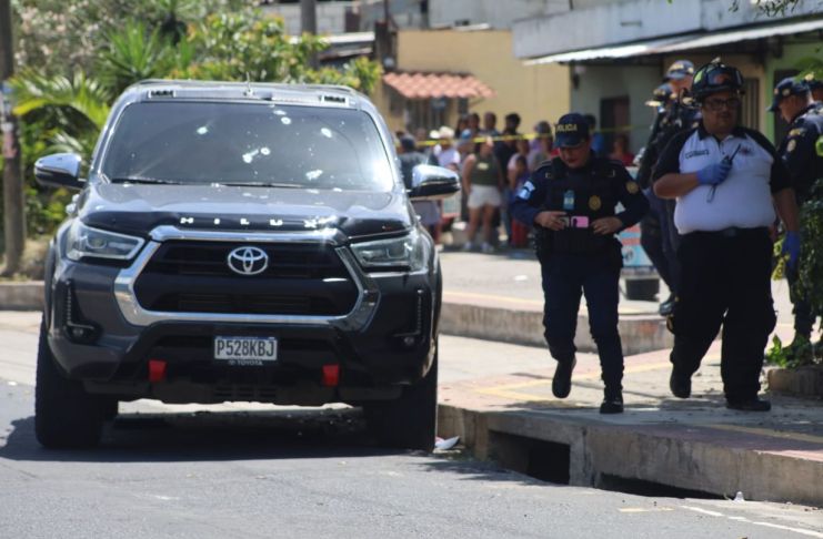 El vehículo de reciente modelo tiene varias perforaciones de bala en la parte de atrás y adelante. Foto La Hora: captura de pantalla Tránsito Villa Nueva