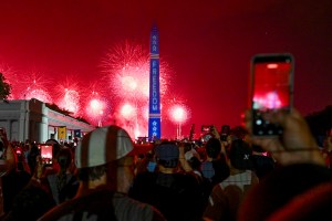 Miles de personas observaron los fuegos artificiales. 