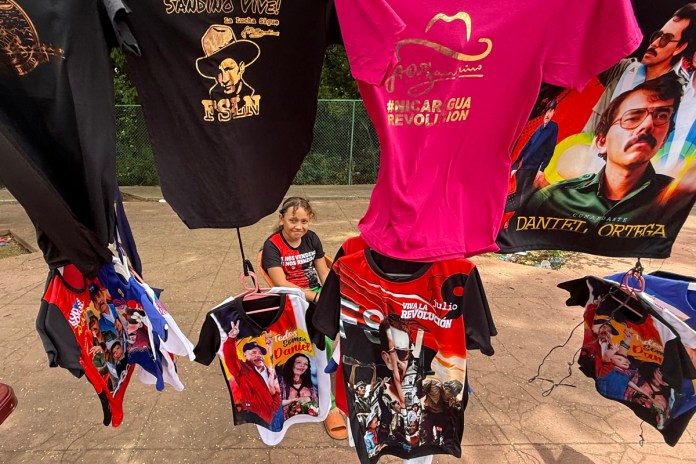 Daniel Ortega apoya a Nicolás Maduro y acusa a Donald Trump de Una niña ayuda a vender a sus padres camisetas con imágenes estampadas del presidente de Nicaragua, Daniel Ortega, durante la celebración del 47 aniversario de la revolución que derrocó por la vía armada a la dictadura de Anastasio Somoza Debayle. Foto La Hora: EFE