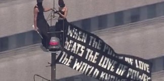 Dos personas suben y colocan una pancarta sobre la paz en la cima del Empire State Building en Nueva York