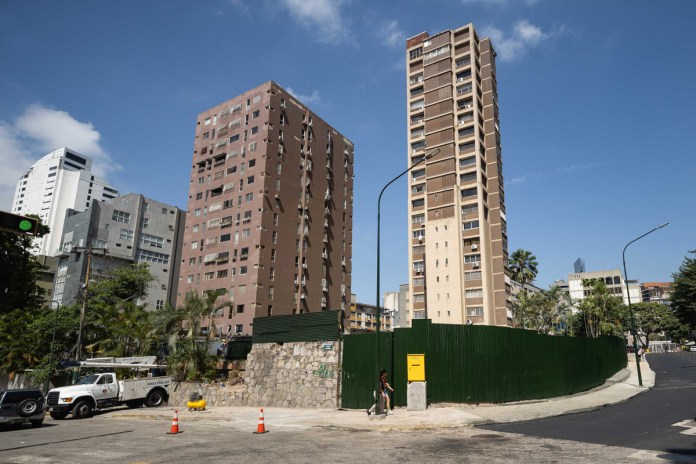 Fotografía que muestra edificios afectados por el doble terremoto ocurrido hace un mes en Caracas (Venezuela). Foto La Hora: EFE