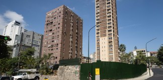 Fotografía que muestra edificios afectados por el doble terremoto ocurrido hace un mes en Caracas (Venezuela). Foto La Hora: EFE