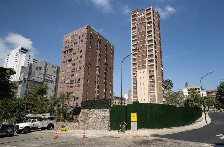 Fotografía que muestra edificios afectados por el doble terremoto ocurrido hace un mes en Caracas (Venezuela). Foto La Hora: EFE