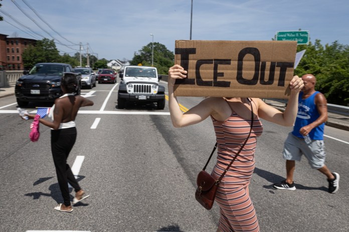Archivo de protestas en contra de las redadas de ICE en Estados Unidos. Foto La Hora: EFE