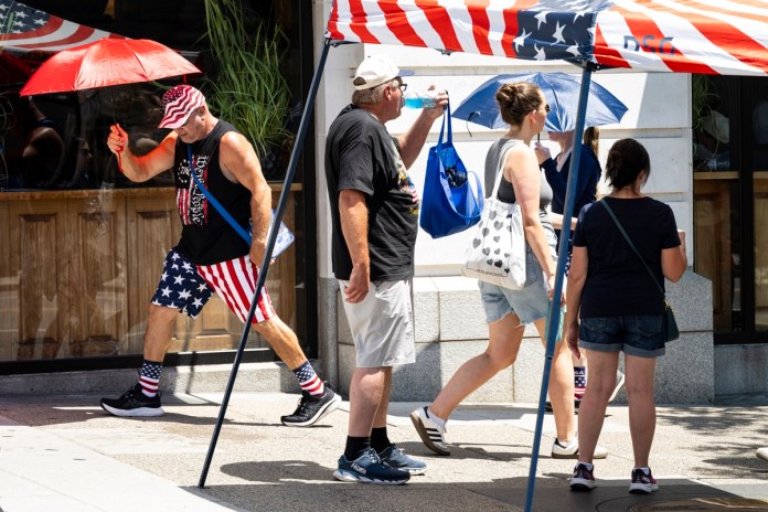 Ciudadanos de Washington por las festividades de independencia pese al calor registrado en el estado. Foto La Hora: EFE