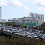 Fotografía de archivo que muestra vehículos durante una congestión vial en una autopista de Miami, Florida (Estados Unidos). Foto La Hora: EFE