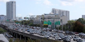 Juez ordena al Gobierno de Trump implementar regulaciones sobre las emisiones de hollín Fotografía de archivo que muestra vehículos durante una congestión vial en una autopista de Miami, Florida (Estados Unidos). Foto La Hora: EFE