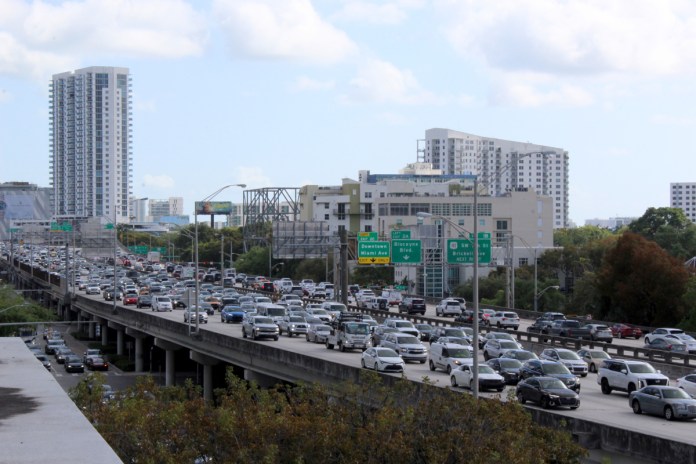 Juez ordena al Gobierno de Trump implementar regulaciones sobre las emisiones de hollín Fotografía de archivo que muestra vehículos durante una congestión vial en una autopista de Miami, Florida (Estados Unidos). Foto La Hora: EFE