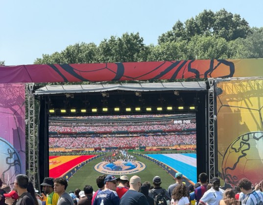 Las personas se re&uacute;nen en Central Park en New Jersey para ver la final de Argentina contra Espa&ntilde;a. Foto La Hora: Redes Sociales.