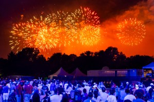 Miles de personas observaron los fuegos artificiales. 