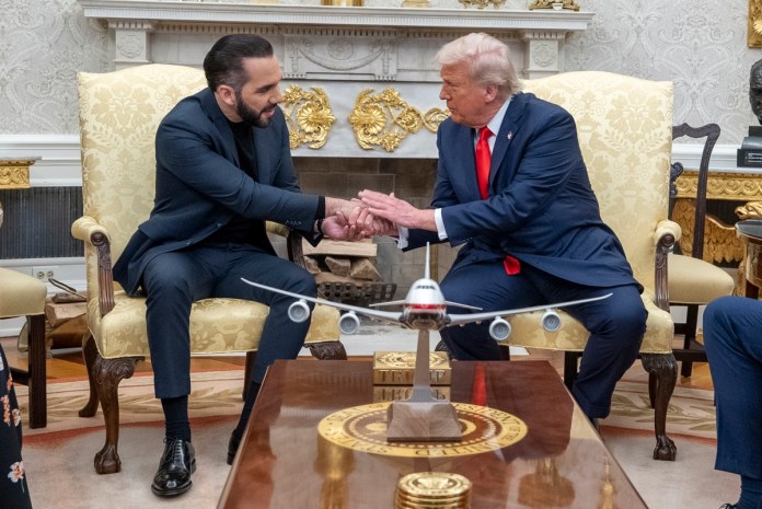 Fotografía de archivo, tomada el 14 de abril de 2025, en la que se captó al presidente de Estados Unidos, Donald Trump (d), al estrechar la mano de su homólogo salvadoreño, Nayib Bukele (i), al recibirlo en el Despacho Oval de la Casa Blanca. Foto La Hora: EFE