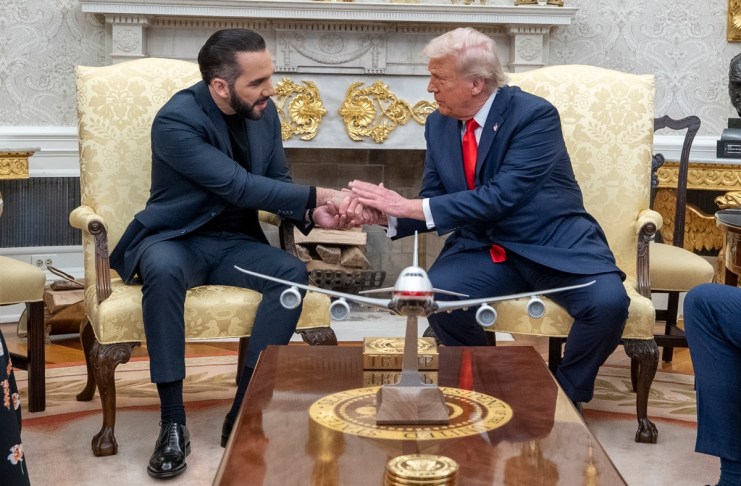 Fotografía de archivo, tomada el 14 de abril de 2025, en la que se captó al presidente de Estados Unidos, Donald Trump (d), al estrechar la mano de su homólogo salvadoreño, Nayib Bukele (i), al recibirlo en el Despacho Oval de la Casa Blanca. Foto La Hora: EFE