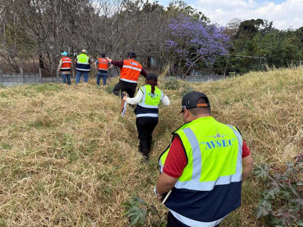 Agentes de AVSEC harán recorridos de seguridad en el perímetro del Aeropuerto La Aurora. Foto La Hora: DGAC