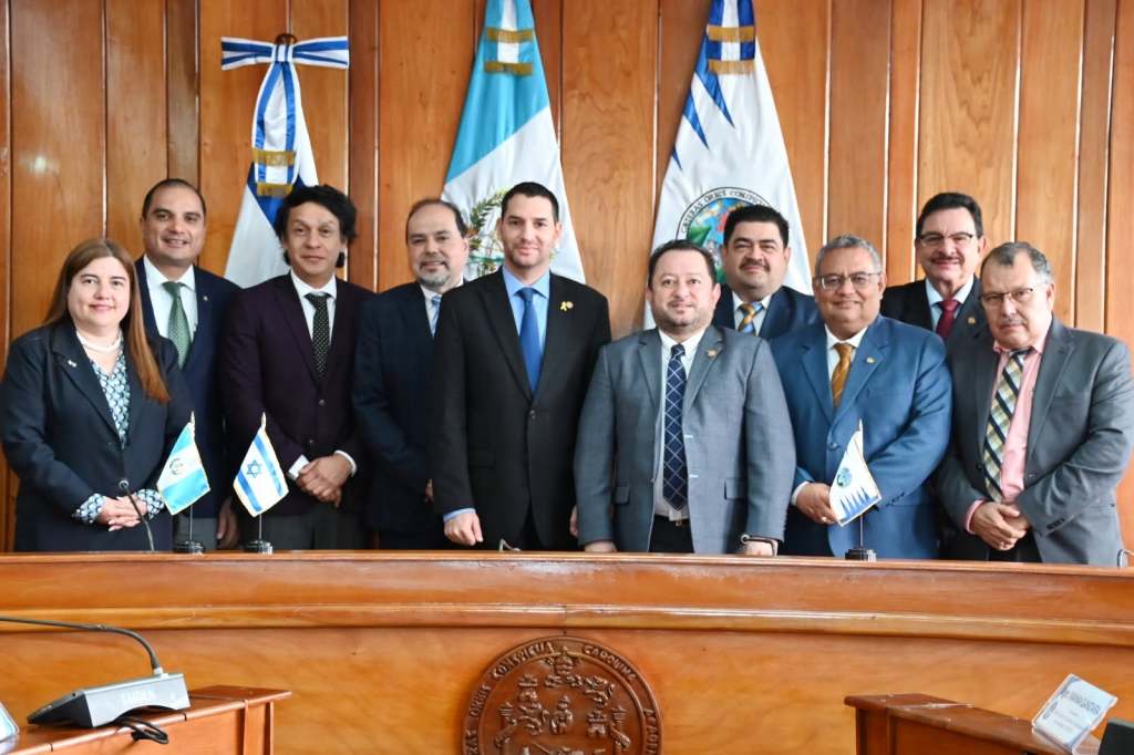 En la fotografía: José Francisco Gómez Rivera (de saco negro y corbata corinta) es la segunda persona de derecha izquierda. Foto La Hora: USAC