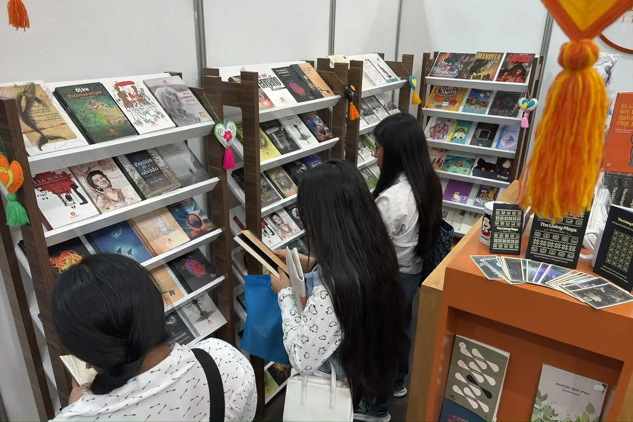 Los visitantes recorren los distintos stands en busca de ofertas, novedades y ediciones especiales durante Filgua.