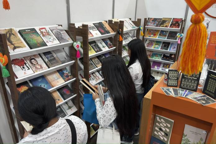 Los visitantes recorren los distintos stands en busca de ofertas, novedades y ediciones especiales durante Filgua.