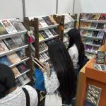 Los visitantes recorren los distintos stands en busca de ofertas, novedades y ediciones especiales durante Filgua.