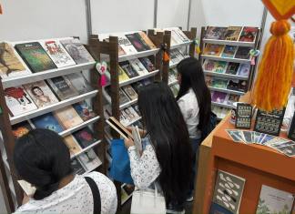 Los visitantes recorren los distintos stands en busca de ofertas, novedades y ediciones especiales durante Filgua.