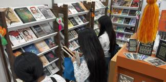 Actividades literarias de Filgua 2026 para la tarde y noche del primer sábado de la feria Los visitantes recorren los distintos stands en busca de ofertas, novedades y ediciones especiales durante Filgua.