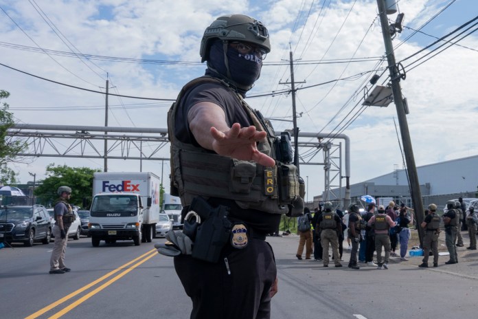 ICE Fotografía de archivo en la que se captó a agentes del Servicio de Inmigración y Control de Aduanas (ICE, por sus siglas en inglés) al custodiar el centro de detención de inmigrantes. Foto La Hora: EFE