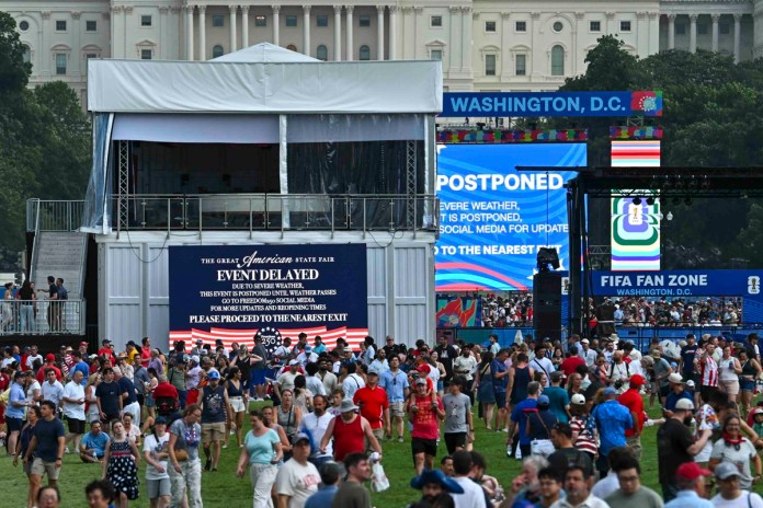 Los espectadores son evacuados de la Gran Feria Estatal Americana mientras una tormenta eléctrica se acerca a la zona en el National Mall en Washington, DC. Foto La Hora: EFE