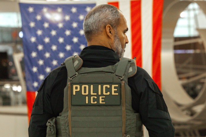 Fotografía de archivo de un agente de ICE. Foto La Hora: EFE