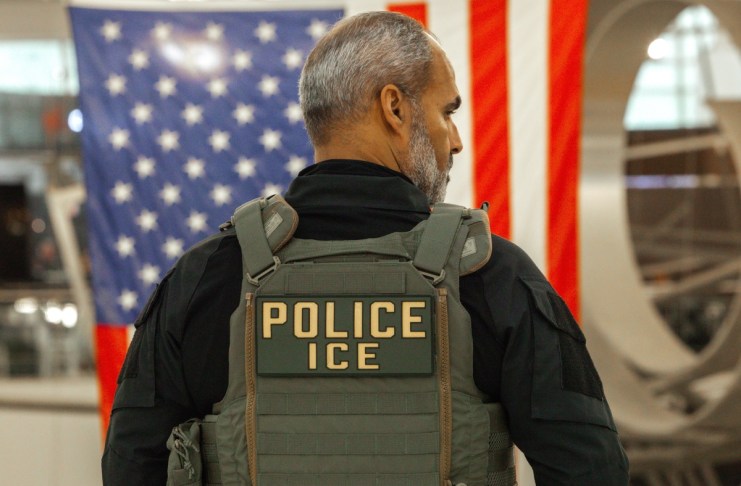 El ICE suspende los controles de tráfico tras las muertes en Maine y Texas, según medios Fotografía de archivo de un agente de ICE. Foto La Hora: EFE
