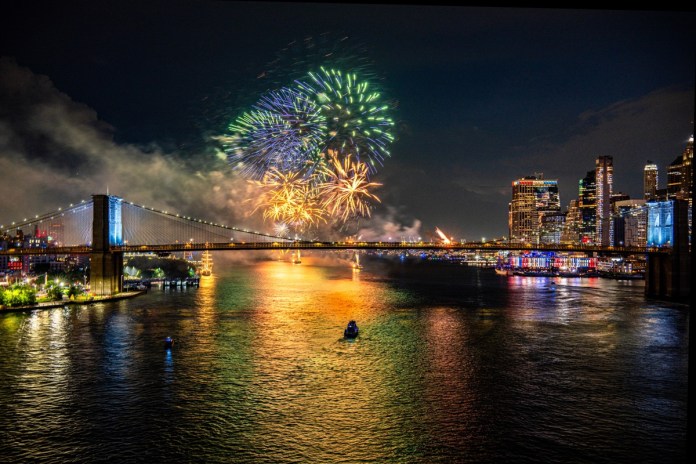 Fuegos artificiales iluminan el cielo sobre el puente de Brooklyn durante un espectáculo pirotécnico con motivo del 250.º aniversario de la independencia de Estados Unidos en Nueva York, Nueva York, EE. UU. Foto La Hora: EFE