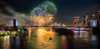 Fuegos artificiales iluminan el cielo sobre el puente de Brooklyn durante un espectáculo pirotécnico con motivo del 250.º aniversario de la independencia de Estados Unidos en Nueva York, Nueva York, EE. UU. Foto La Hora: EFE