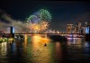 Fuegos artificiales iluminan el cielo sobre el puente de Brooklyn durante un espectáculo pirotécnico con motivo del 250.º aniversario de la independencia de Estados Unidos en Nueva York, Nueva York, EE. UU. Foto La Hora: EFE