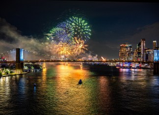 En Imágenes: Estados Unidos celebra sus 250 años de independencia Fuegos artificiales iluminan el cielo sobre el puente de Brooklyn durante un espectáculo pirotécnico con motivo del 250.º aniversario de la independencia de Estados Unidos en Nueva York, Nueva York, EE. UU. Foto La Hora: EFE