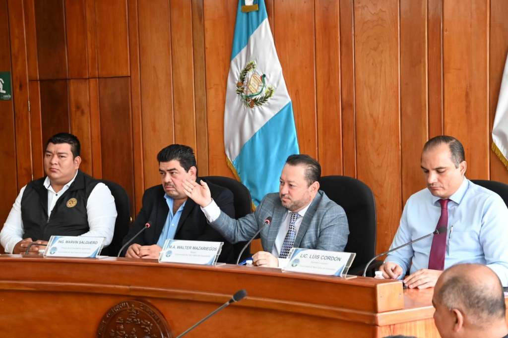 Marvin Salguero, decano en funciones de Agronomía y Walter Mazariegos. Foto La Hora: USAC
