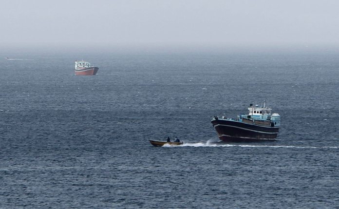 Fotografía de archivo de un barco comercial al navegar por las costas de Khasab, en el Estrecho de Ormuz. Foto La Hora: EFE