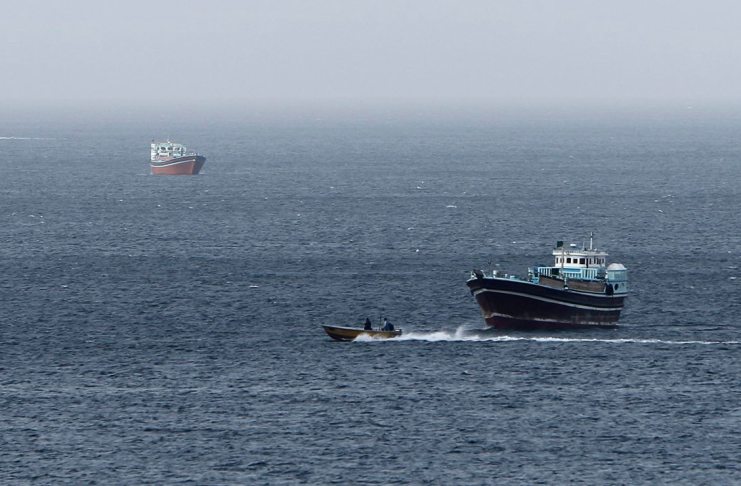 Fotografía de archivo de un barco comercial al navegar por las costas de Khasab, en el Estrecho de Ormuz. Foto La Hora: EFE