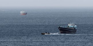 EE. UU. confirma ataques contra Irán tras acusarlo de agredir barcos comerciales en Ormuz Fotografía de archivo de un barco comercial al navegar por las costas de Khasab, en el Estrecho de Ormuz. Foto La Hora: EFE