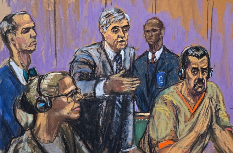 Fotografía de archivo de un dibujo realizado por la artista Jane Rosenberg donde aparece el presidente depuesto de Venezuela, Nicolás Maduro (d), junto a su esposa Cilia Flores (2-i), y sus abogados Mark Donnelly (i) y Barry pollack (c), durante una comparecencia ante un tribunal federal en Nueva York. Foto La Hora: EFE