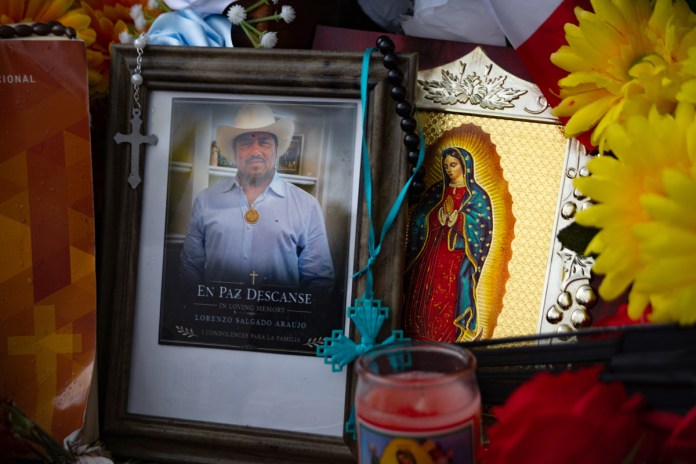 Fotografía que muestra una imagen del migrante mexicano Lorenzo Salgado en un altar en su honor este viernes, en el sitio donde fue asesinado por un agente de ICE en Houston. Foto La Hora: EFE