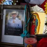Fotografía que muestra una imagen del migrante mexicano Lorenzo Salgado en un altar en su honor este viernes, en el sitio donde fue asesinado por un agente de ICE en Houston. Foto La Hora: EFE