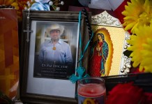 Fotografía que muestra una imagen del migrante mexicano Lorenzo Salgado en un altar en su honor este viernes, en el sitio donde fue asesinado por un agente de ICE en Houston. Foto La Hora: EFE
