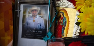 Fotografía que muestra una imagen del migrante mexicano Lorenzo Salgado en un altar en su honor este viernes, en el sitio donde fue asesinado por un agente de ICE en Houston. Foto La Hora: EFE