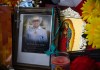 ICE intenta encubrir un «crimen», denuncia abogado de migrante mexicano fallecido en Texas Fotografía que muestra una imagen del migrante mexicano Lorenzo Salgado en un altar en su honor este viernes, en el sitio donde fue asesinado por un agente de ICE en Houston. Foto La Hora: EFE