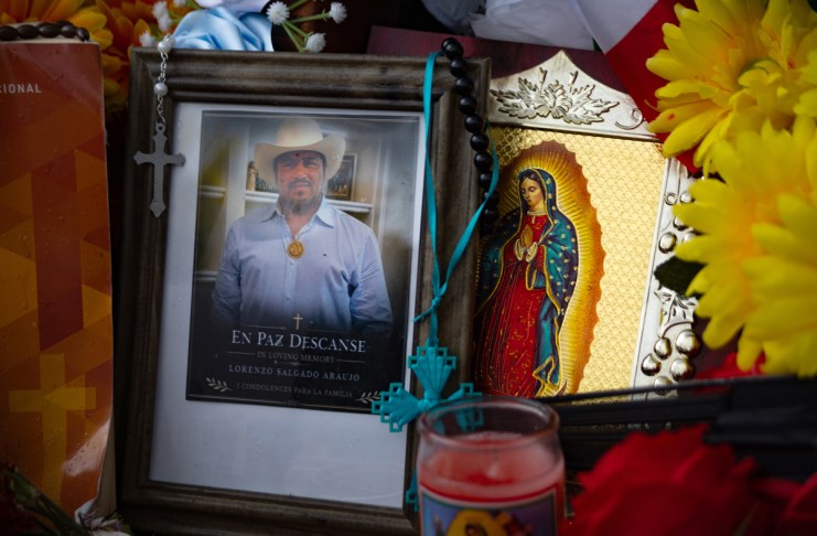 ICE intenta encubrir un «crimen», denuncia abogado de migrante mexicano fallecido en Texas Fotografía que muestra una imagen del migrante mexicano Lorenzo Salgado en un altar en su honor este viernes, en el sitio donde fue asesinado por un agente de ICE en Houston. Foto La Hora: EFE