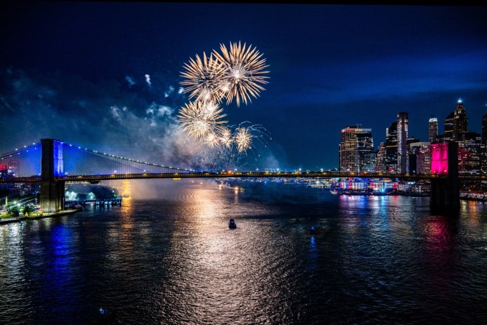 Fuegos artificiales iluminan el cielo sobre el puente de Brooklyn durante un espectáculo pirotécnico con motivo del 250.º aniversario de la independencia de Estados Unidos en Nueva York, Nueva York, EE. UU. Foto La Hora: EFE 