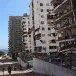 Fotografía que muestra edificios afectados por el doble terremoto de magnitudes 7,2 y 7,5, este 1 de julio de 2026, en La Guaira (Venezuela). Foto La Hora: EFE