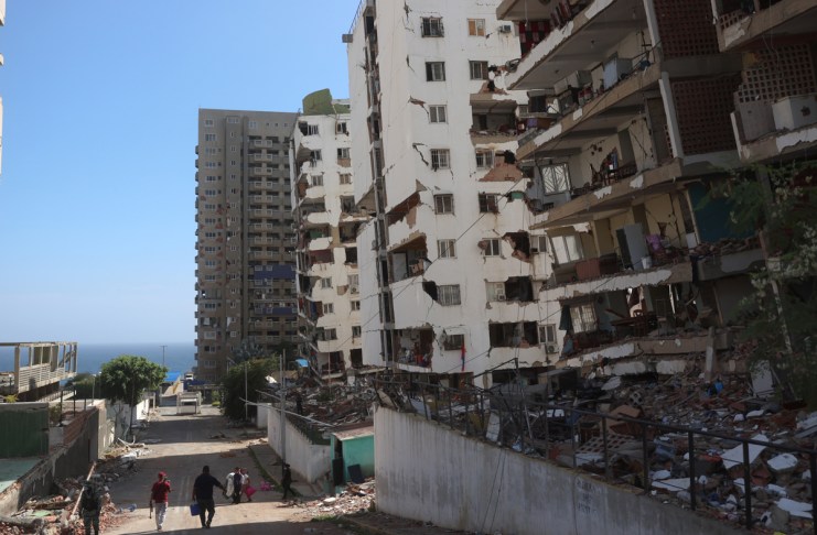 Venezuela apura los últimos rescates una semana después de los terremotos Fotografía que muestra edificios afectados por el doble terremoto de magnitudes 7,2 y 7,5, este 1 de julio de 2026, en La Guaira (Venezuela). Foto La Hora: EFE