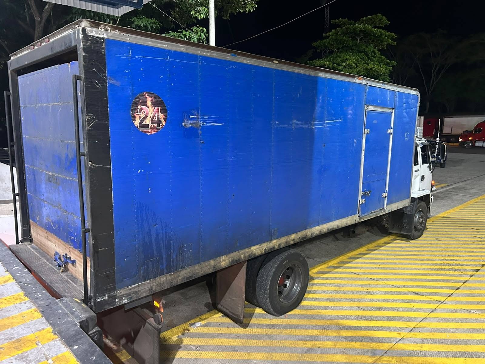 Camión donde se transportaba la mercadería, presuntamente de contrabando. Foto La Hora: PNC