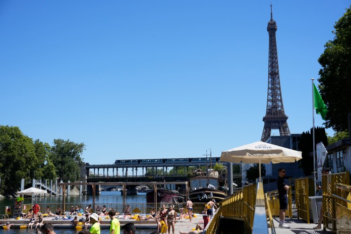 Imagen de una de las zonas de baño autorizado en el Sena a su paso por París, abiertas al público durante ola de calor. Foto La Hora: EFE